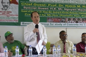 Đại sứ Việt Nam tại Bangladesh Nguyễn Mạnh Cường phát biểu tại tọa đàm. (Ảnh: TTXVN)