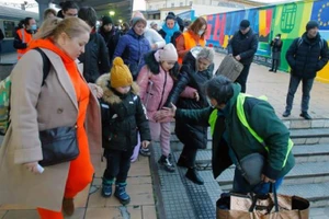 Người tị nạn từ Ukraine tới ga tàu hỏa ở Bucharest, Romania, ngày 7/3/2022. (Ảnh: THX/ TTXVN)