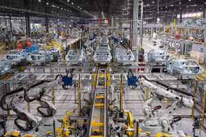 Dây chuyền sản xuất ô-tô tại nhà máy của Vinfast. (Ảnh TTXVN)