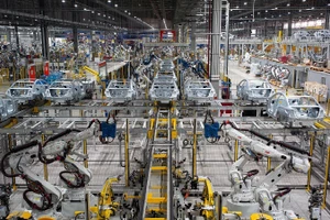 Dây chuyền sản xuất ô-tô tại nhà máy của Vinfast. (Ảnh TTXVN)