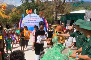 Đồn Biên phòng Vĩnh Hải trao quà Tết tặng đồng bào Ra Glai.