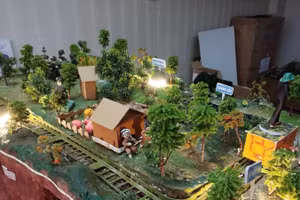 Mô hình Địa đạo Củ Chi của nhóm học sinh Trường THCS Cầu Giấy (Hà Nội). (Ảnh LÊ DUY)