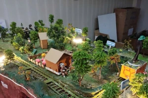 Mô hình Địa đạo Củ Chi của nhóm học sinh Trường THCS Cầu Giấy (Hà Nội). (Ảnh LÊ DUY)