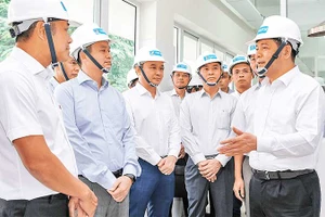 Bộ trưởng Công thương Nguyễn Hồng Diên khảo sát Tổng kho Nhà Bè và làm việc tại Công ty Xăng dầu khu vực II thuộc Tập đoàn Xăng dầu Việt Nam (Petrolimex). (Ảnh: Bộ Công thương)