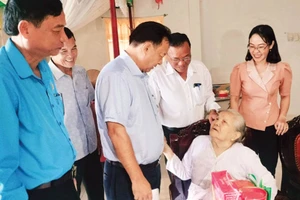 Lãnh đạo huyện Đông Hải (Bạc Liêu) thăm, tặng quà các gia đình chính sách.