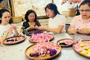 Dự án "Biến phụ phẩm cây trồng nông nghiệp thành tác phẩm nghệ thuật có giá trị cao" lọt vào chung kết cuộc thi "Phụ nữ khởi nghiệp, phát huy tài nguyên bản địa". (Ảnh MINH THÚY)