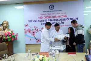 Chị Bùi Ngọc Dung cùng chồng vui mừng đón con từ các thầy thuốc Bệnh viện Phụ sản Trung ương.