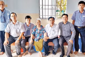 Lãnh đạo huyện Hòa Bình đến thăm, tặng quà các đồng chí đảng viên lão thành. Ảnh: HỒNG ĐÀO