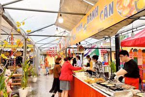 Khách du lịch trải nghiệm tại khu ẩm thực Helio (Đà Nẵng) trong dịp Tết Nguyên đán Quý Mão 2023.