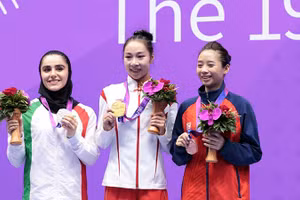 Võ sĩ wushu Dương Thúy Vi (ngoài cùng, bên phải) trên bục nhận Huy chương đồng. (Ảnh HOÀNG LINH)