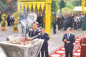 Đoàn đại biểu Tỉnh ủy, Hội đồng nhân dân, Ủy ban nhân dân, Ủy ban Mặt trận Tổ quốc Việt Nam tỉnh Kon Tum dâng hương lên các liệt sĩ.