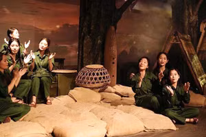 Một cảnh trong vở diễn Huyền thoại tuổi thanh xuân. (Ảnh MINH GIANG)