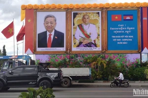 Ảnh chân dung Chủ tịch nước Tô Lâm và Quốc vương Preah Bat Samdech Preah Boromneath Norodom Sihamoni trên một đường phố ở Thủ đô Phnom Penh. (Ảnh: NGUYỄN HIỆP)