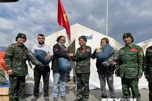 Người dân làng Gorentas, tỉnh Hatay đến nhận hàng hỗ trợ của đoàn cứu hộ . (Ảnh: Hải Linh/TTXVN)