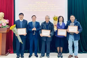 Trao giải Đặc biệt cho nhóm tác giả thực hiện phim tài liệu “Sinh năm 1972”.