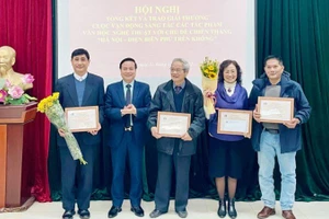 Trao giải Đặc biệt cho nhóm tác giả thực hiện phim tài liệu “Sinh năm 1972”.