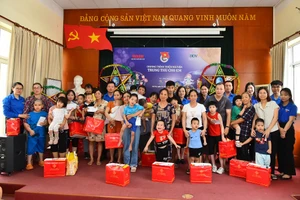 [Ảnh] Trung thu yêu thương cùng các em thiếu nhi tại Bệnh viện Phục hồi chức năng Hà Nội 