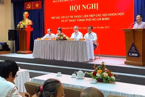 Đoàn đại biểu Quốc hội Thành phố Hồ Chí Minh tiếp xúc cử tri là các nhà khoa học, chuyên gia.