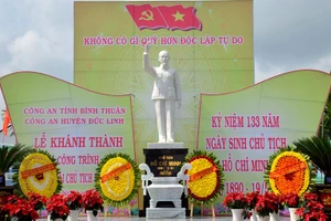 Tượng đài Chủ tịch Hồ Chí Minh tại Công an huyện Đức Linh. 
