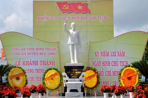 Tượng đài Chủ tịch Hồ Chí Minh tại Công an huyện Đức Linh. 