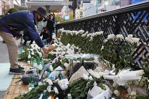 Người dân đặt hoa tưởng niệm các nạn nhân thiệt mạng trong vụ giẫm đạp tại Itaewon, Seoul, Hàn Quốc, ngày 31/10/2022. (Ảnh: Yonhap/TTXVN)