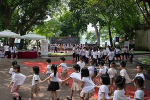 [Ảnh] Hàng nghìn học sinh thích thú trải nghiệm bức tranh panorama về “Chiến dịch Điện Biên Phủ” 