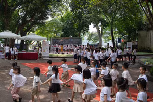 [Ảnh] Hàng nghìn học sinh thích thú trải nghiệm bức tranh panorama về “Chiến dịch Điện Biên Phủ” 