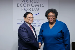 Thủ tướng Chính phủ Phạm Minh Chính và Thủ tướng Barbados Mia Mottley. (Ảnh: Nhật Bắc)