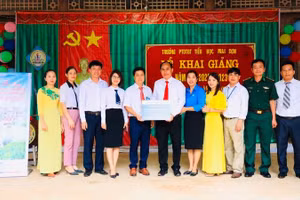 Trao tặng máy tính cho Trường Phổ thông dân tộc bán trú tiểu học Mai Sơn.