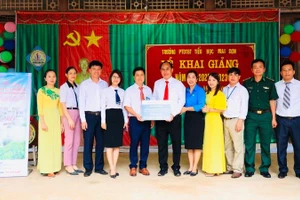 Trao tặng máy tính cho Trường Phổ thông dân tộc bán trú tiểu học Mai Sơn.