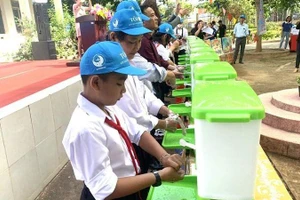 Theo khuyến cáo của ngành y tế, rửa tay thường xuyên bằng xà-phòng là một trong những biện pháp phòng, chống bệnh tay-chân-miệng hiệu quả nhất.