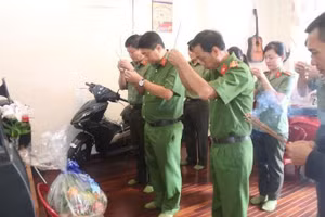 Đoàn công tác Công an tỉnh Bình Dương đến thăm, động viên gia đình các nạn nhân tử vong. 
