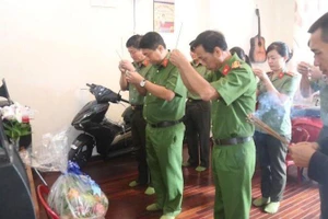 Đoàn công tác Công an tỉnh Bình Dương đến thăm, động viên gia đình các nạn nhân tử vong. 