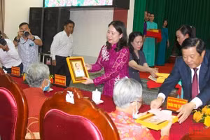 Phó Chủ tịch nước Võ Thị Ánh Xuân trao quà cho Mẹ Việt Nam Anh hùng tại buổi lễ, sáng 27/7. (Ảnh: BÁ DŨNG)