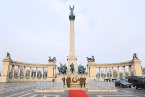 Quảng trường Anh hùng.