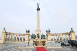 Quảng trường Anh hùng.