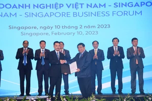 Thủ tướng Phạm Minh Chính chứng kiến lễ trao giấy chứng nhận, thỏa thuận hợp tác đầu tư của cộng đồng doanh nghiệp hai nước. Trong ảnh: Bộ trưởng Kế hoạch và Đầu tư Nguyễn Chí Dũng trao chứng nhận đầu tư cho đại diện lãnh đạo Tập đoàn Masan. 