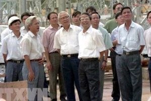 Chiều 12/7/1994, Thủ tướng Võ Văn Kiệt và Phó Thủ tướng Trần Đức Lương đến thăm và kiểm tra hoạt động của trạm biến áp 500 KV đường dây cao thế Bắc-Nam ở cầu Đò, Đà Nẵng. (Ảnh: Minh Đạo/TTXVN) 