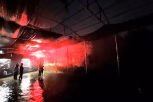 Vụ cháy nhà xưởng xảy ra lúc rạng sáng.