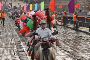 [Ảnh] Chính thức thông xe cầu phao Phong Châu nối hai bờ sông Hồng