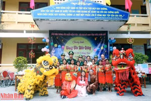 Mang Tết Trung thu đến với trẻ em nghèo nơi biên giới