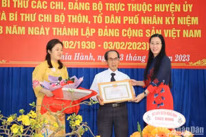 Bí thư Tỉnh ủy Quảng Ngãi Bùi Thị Quỳnh Vân trao Giấy khen của Huyện ủy Nghĩa Hành cho Chi bộ tổ dân phố Phú Bình Đông thuộc Đảng bộ thị trấn Chợ Chùa đã hoàn thành xuất sắc nhiệm vụ tiêu biểu 5 năm liền.