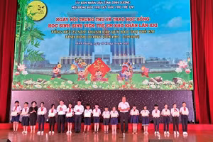 Đại diện Ban Tổ chức trao học bổng “Cùng em đến trường” cho học sinh có thành tích học tập loại khá, giỏi.