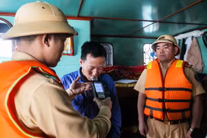 Lực lượng Cảnh sát giao thông tuần tra, kiểm tra, kiểm soát, xử lý người điều khiển phương tiện giao thông đường thủy nội địa.