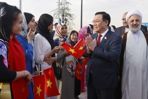 Chủ tịch Quốc hội thăm Đại sứ quán, cộng đồng người Việt tại Iran