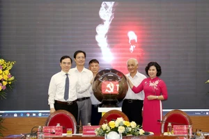 Ấn nút khai trương Tạp chí Lịch sử Đảng điện tử. 