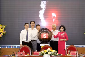 Ấn nút khai trương Tạp chí Lịch sử Đảng điện tử. 