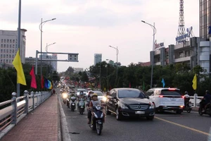 Đường phố từ chiều tối đã bắt đầu đông đúc.