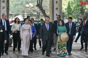 [Ảnh] Tổng Thư ký Liên hợp quốc tham quan Văn Miếu-Quốc Tử Giám và Hoàng thành Thăng Long