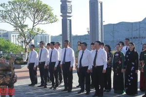 Lãnh đạo tỉnh Sơn La dâng hương tại Đền thờ Bác Hồ. 